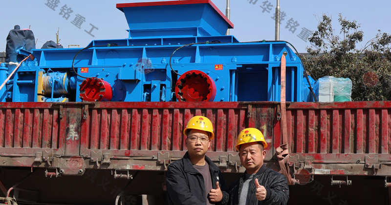 鵝卵石制砂用什么破碎機？推薦對輥機價格不貴還耐用